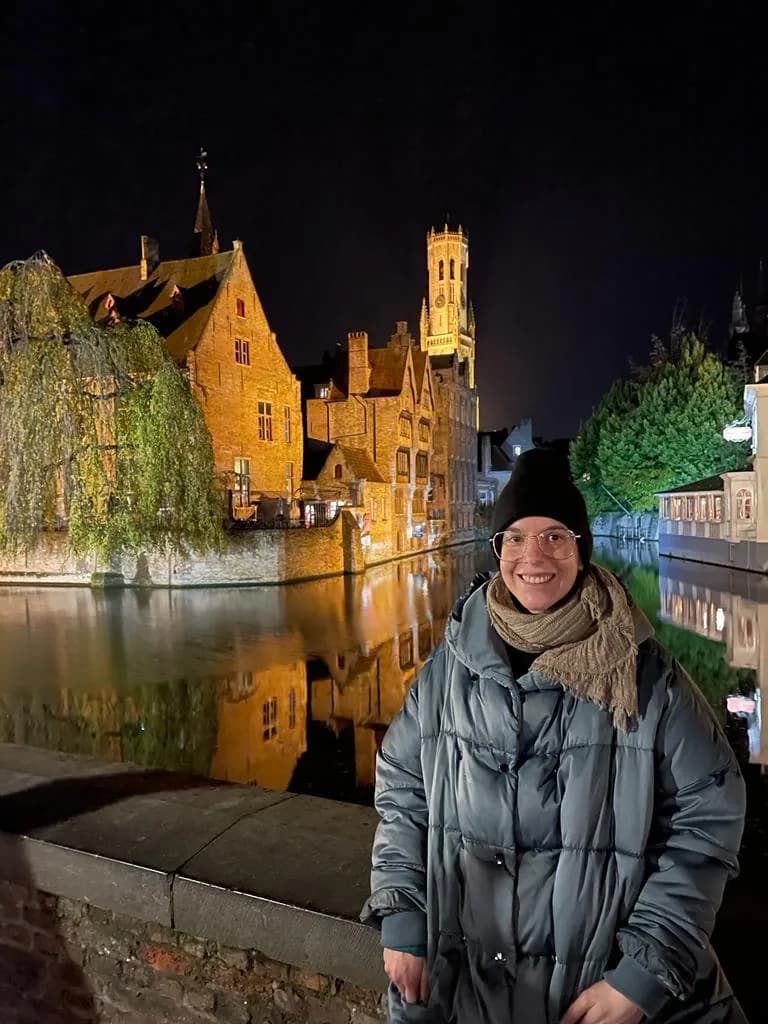 Laís nos canais de Bruges, Bélgica, numa noite de inverno